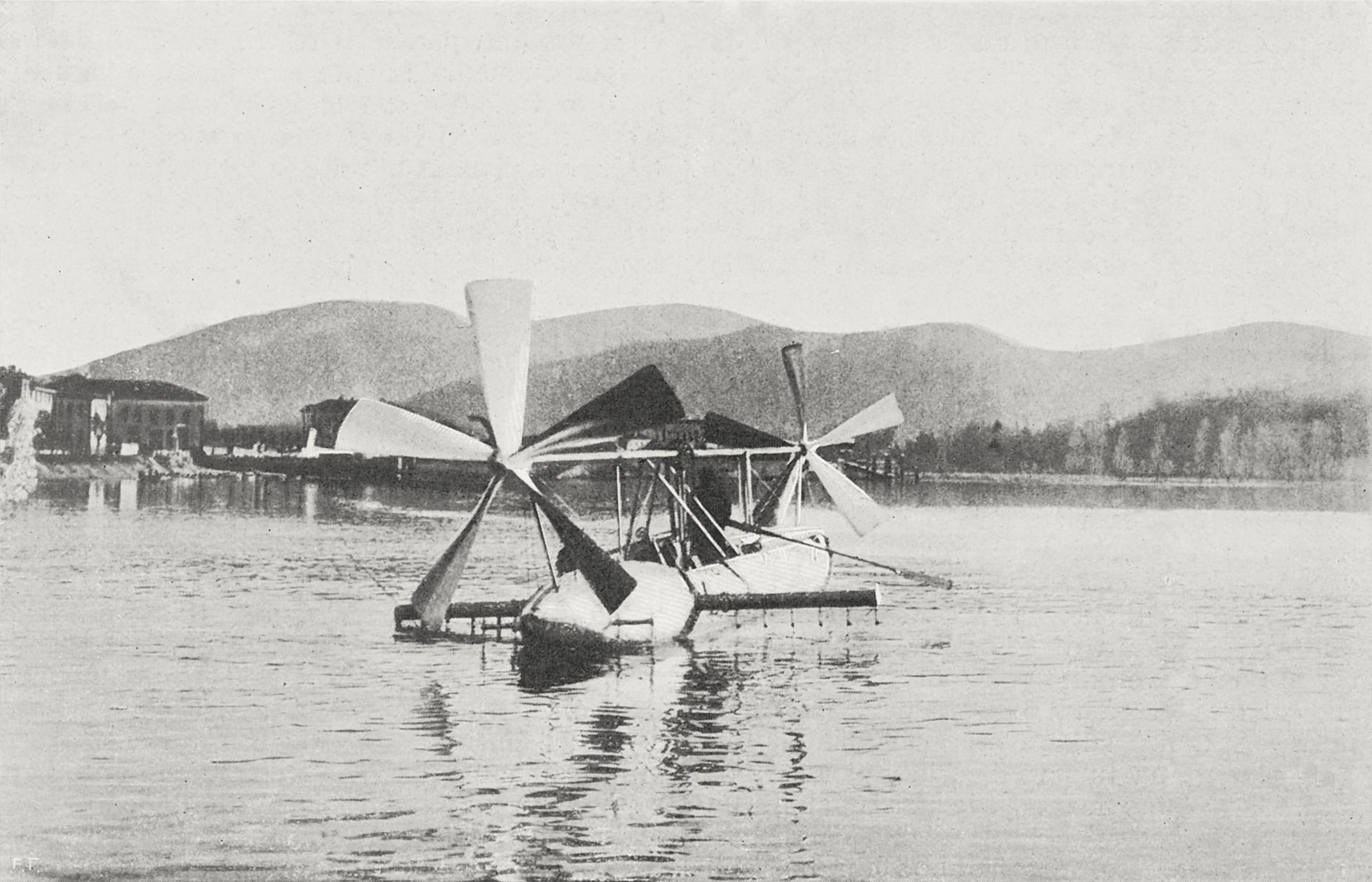 Uno degli idroplani di Forlanini sul Lago Maggiore