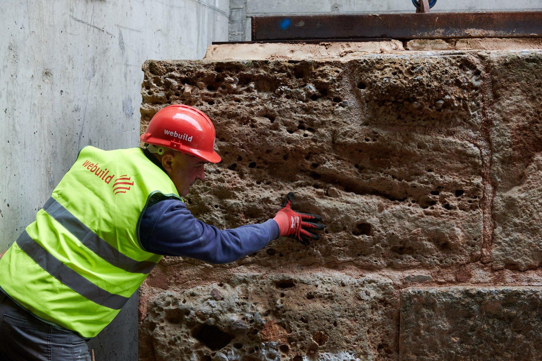 Ricollocazione del Muro Medievale, Metro M4, Stazione De Amicis, Milano